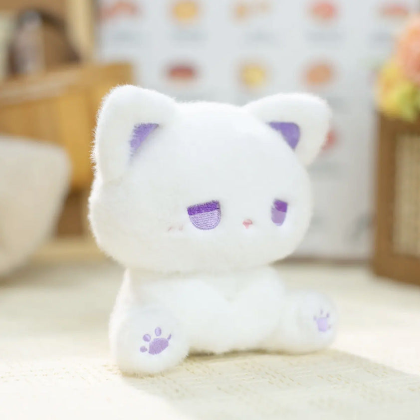 White and purple cat sitting posture / 15cm0.1kg